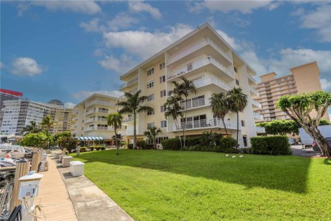 Condo in Hallandale Beach, Florida, 2 bedrooms  № 1946209 - photo 17