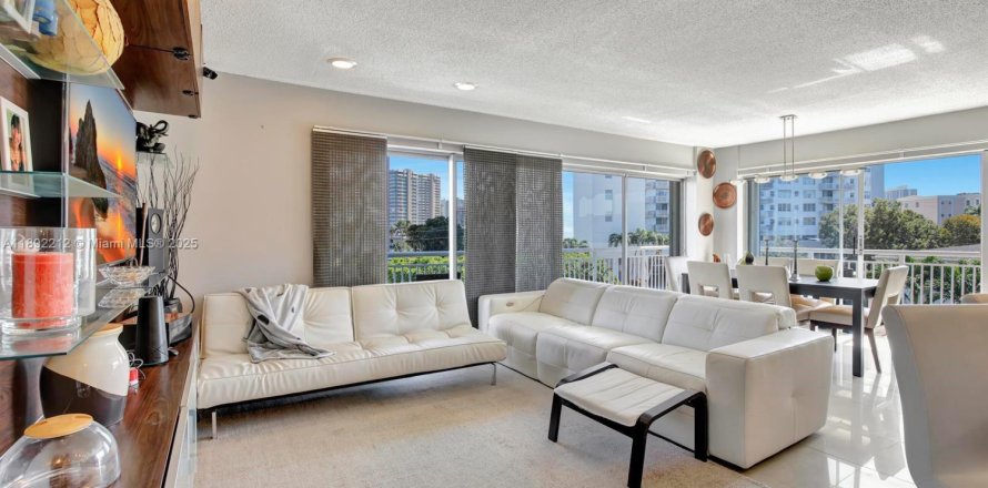 Condo in Hallandale Beach, Florida, 2 bedrooms № 1946209