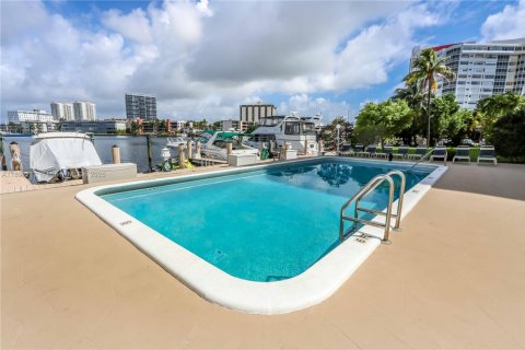 Condo in Hallandale Beach, Florida, 2 bedrooms  № 1946209 - photo 19