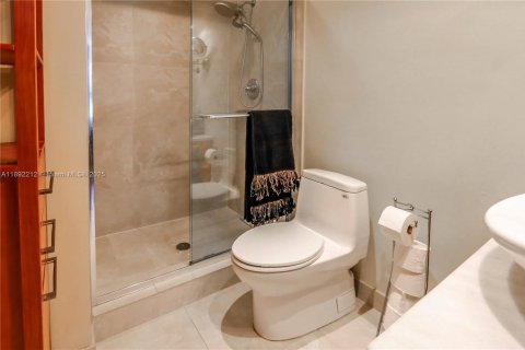 Condo in Hallandale Beach, Florida, 2 bedrooms  № 1946209 - photo 13