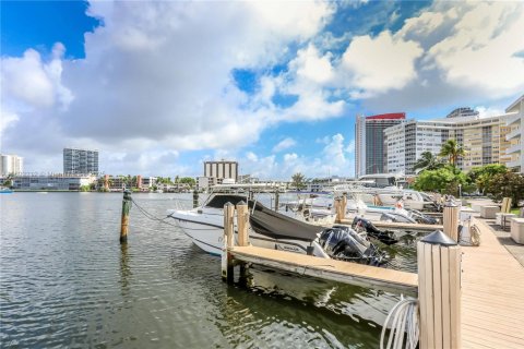 Condo in Hallandale Beach, Florida, 2 bedrooms  № 1946209 - photo 22