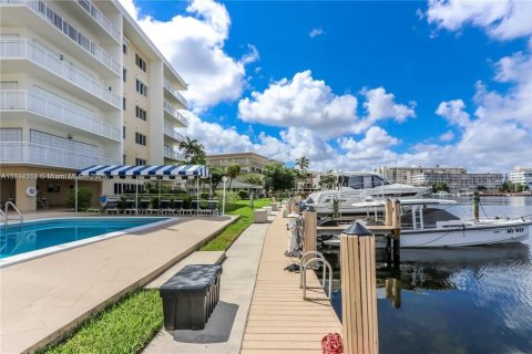 Condo in Hallandale Beach, Florida, 2 bedrooms  № 1946209 - photo 24