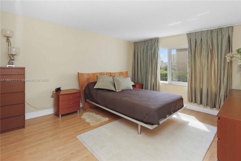 Condo in Hallandale Beach, Florida, 2 bedrooms  № 1946209 - photo 10