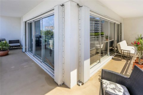Condo in Hallandale Beach, Florida, 2 bedrooms  № 1946209 - photo 16