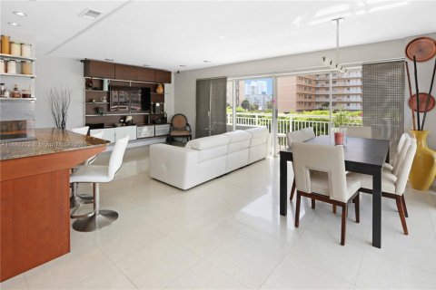 Condo in Hallandale Beach, Florida, 2 bedrooms  № 1946209 - photo 2