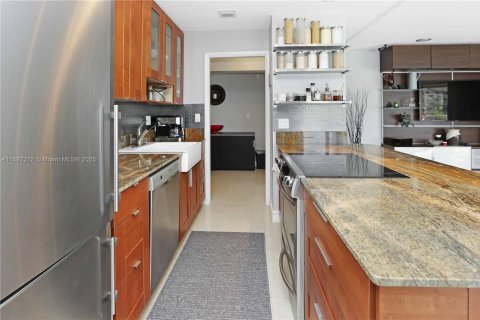 Condo in Hallandale Beach, Florida, 2 bedrooms  № 1946209 - photo 8