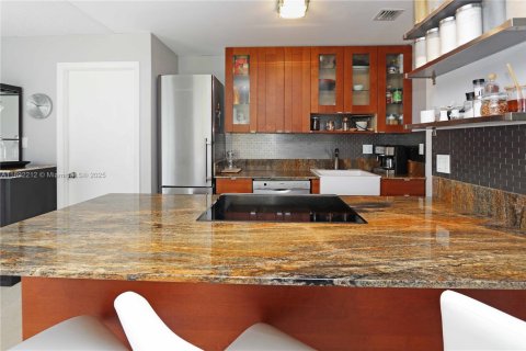 Condo in Hallandale Beach, Florida, 2 bedrooms  № 1946209 - photo 7