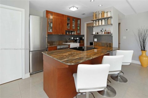 Condo in Hallandale Beach, Florida, 2 bedrooms  № 1946209 - photo 6