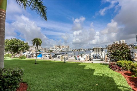 Condo in Hallandale Beach, Florida, 2 bedrooms  № 1946209 - photo 18