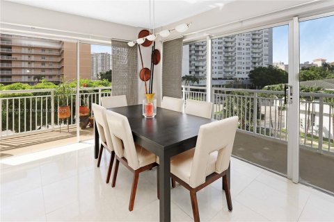 Condo in Hallandale Beach, Florida, 2 bedrooms  № 1946209 - photo 4