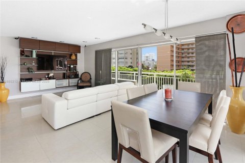 Condo in Hallandale Beach, Florida, 2 bedrooms  № 1946209 - photo 5