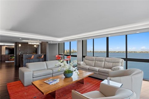 Condo in Tampa, Florida, 4 bedrooms  № 1919328 - photo 8