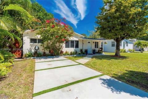 Casa en Dania Beach, Florida 3 dormitorios, 131.74 m2 № 2090109