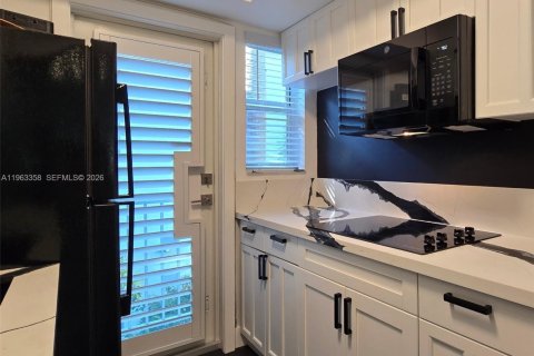 Condo in Miami Beach, Florida  № 2027283 - photo 12