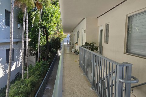 Condo in Miami Beach, Florida  № 2027283 - photo 26