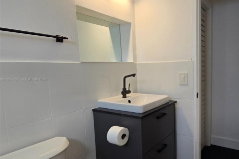 Condo in Miami Beach, Florida  № 2027283 - photo 20