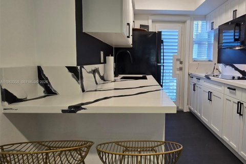 Condo in Miami Beach, Florida  № 2027283 - photo 9