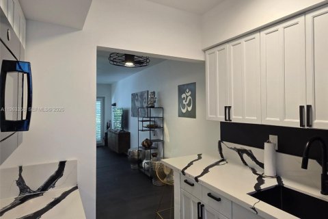 Condo in Miami Beach, Florida  № 2027283 - photo 14