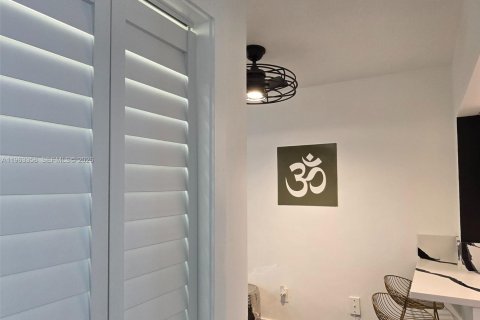 Condo in Miami Beach, Florida  № 2027283 - photo 21