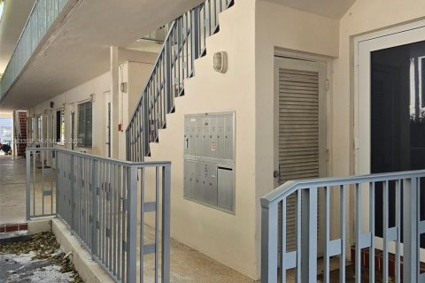 Condo in Miami Beach, Florida  № 2027283 - photo 25