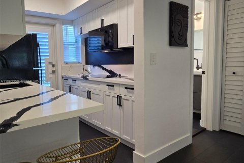 Condo in Miami Beach, Florida  № 2027283 - photo 10