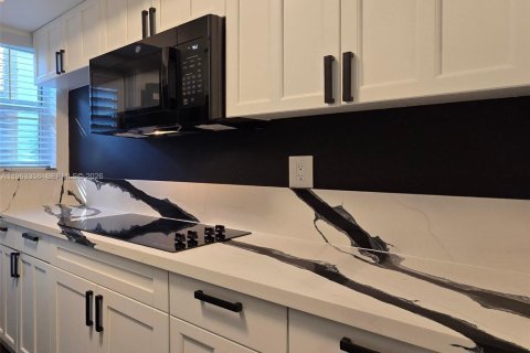 Condo in Miami Beach, Florida  № 2027283 - photo 11