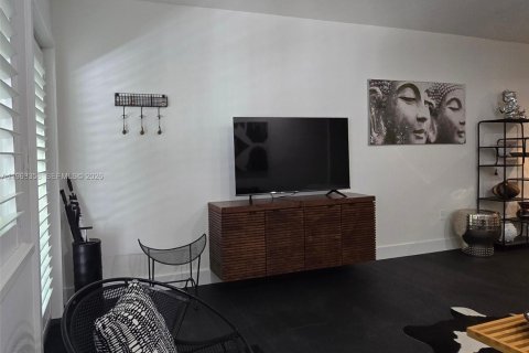 Condo in Miami Beach, Florida  № 2027283 - photo 6