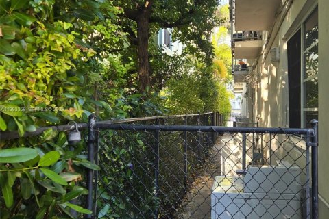 Condo in Miami Beach, Florida  № 2027283 - photo 30