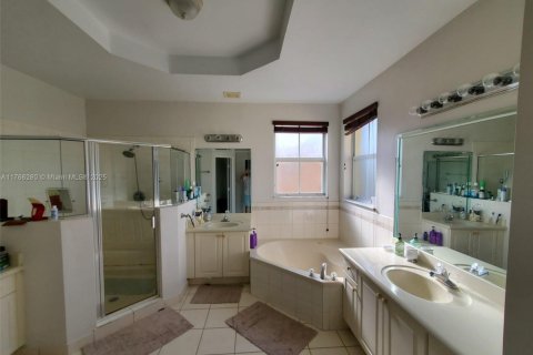 Villa ou maison à vendre à Doral, Floride: 4 chambres, 283.63 m2 № 1716027 - photo 9