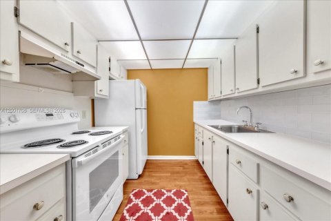 Condo in Pembroke Pines, Florida, 1 bedroom  № 2065876 - photo 10