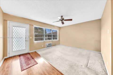 Condo in Pembroke Pines, Florida, 1 bedroom  № 2065876 - photo 4