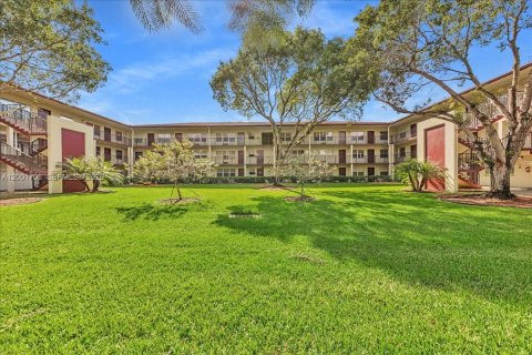 Condo in Pembroke Pines, Florida, 1 bedroom  № 2065876 - photo 24