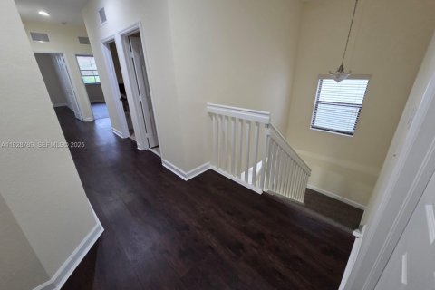 Снять в аренду виллу или дом в Хайалиа, Флорида 5 спален, 256.32м2, № 1986982 - фото 3