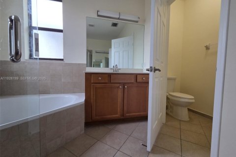 Снять в аренду виллу или дом в Хайалиа, Флорида 5 спален, 256.32м2, № 1986982 - фото 4