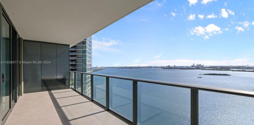 Кондоминиум с 2 спальнями в Майами, Флорида № 1958360