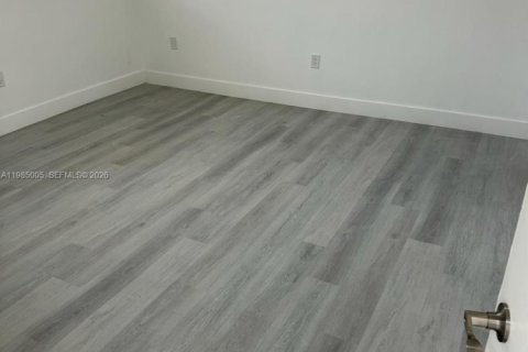 Снять в аренду виллу или дом в Халландейл-Бич, Флорида 3 спальни, 212.47м2, № 2050833 - фото 6