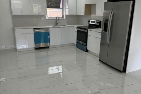 Дом в Халландейл-Бич, Флорида 3 спальни, 212.47м2 № 2050833