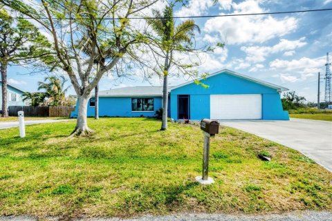 House in Englewood, Florida 3 bedrooms, 228.17 sq.m. № 1872811 - photo 1