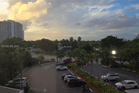 Condominio en venta en Hallandale Beach, Florida, 2 dormitorios, 99.87 m2 № 2035282 - foto 13