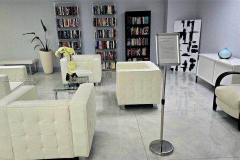 Condominio en venta en Hallandale Beach, Florida, 2 dormitorios, 99.87 m2 № 2035282 - foto 12