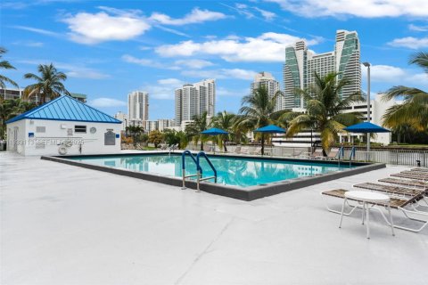 Condominio en venta en Hallandale Beach, Florida, 2 dormitorios, 99.87 m2 № 2035282 - foto 19