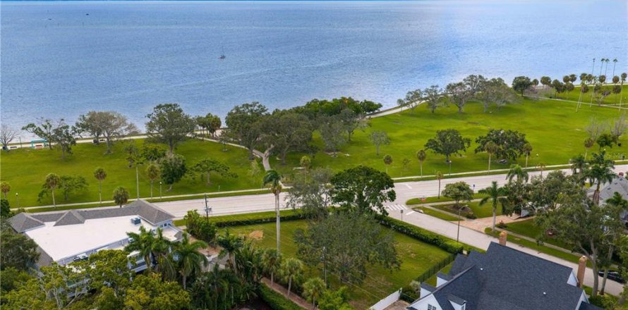 Land in Saint Petersburg, Florida № 1877131