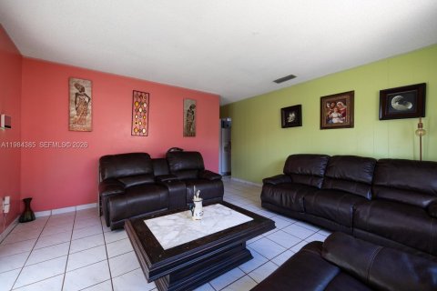 House in Homestead, Florida 4 bedrooms, 178.37 sq.m. № 2045677 - photo 3