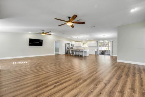 House in New Smyrna Beach, Florida 4 bedrooms, 222.87 sq.m. № 1742887 - photo 4