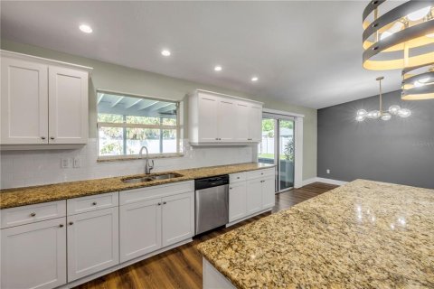 House in New Smyrna Beach, Florida 4 bedrooms, 222.87 sq.m. № 1742887 - photo 13