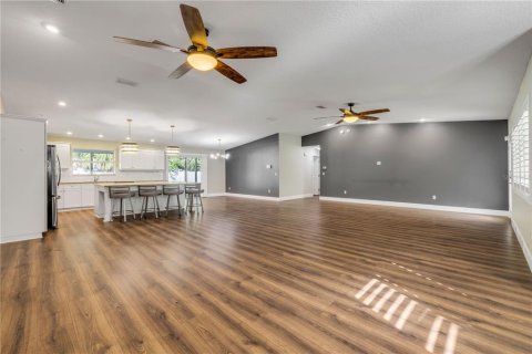 House in New Smyrna Beach, Florida 4 bedrooms, 222.87 sq.m. № 1742887 - photo 5