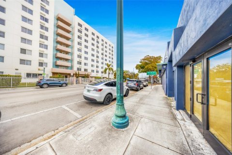 Tienda en alquiler en Miami, Florida № 1051378 - foto 1