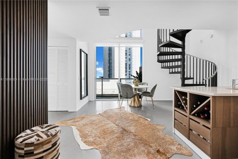 Condominio en alquiler en Miami, Florida, 1 dormitorio, 96.06 m2 № 1950851 - foto 11