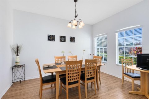House in Davenport, Florida 5 bedrooms, 250.84 sq.m. № 2099043 - photo 4