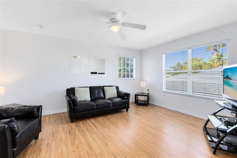 House in Davenport, Florida 5 bedrooms, 250.84 sq.m. № 2099043 - photo 25